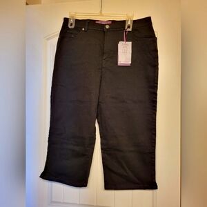 NWT Women's Gloria Vanderbilt Amanda Classic Fit Capri in Black Denim. Size 12